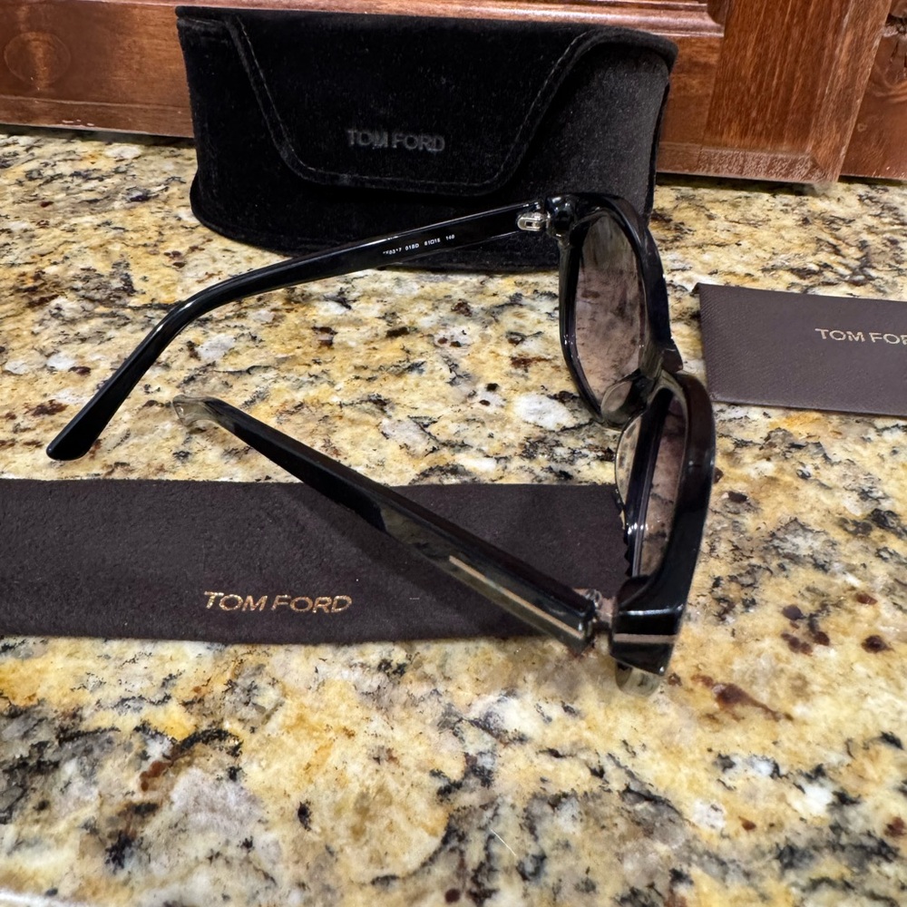 Tom Ford sunglasses. Great used condition. - Picture 4 of 6